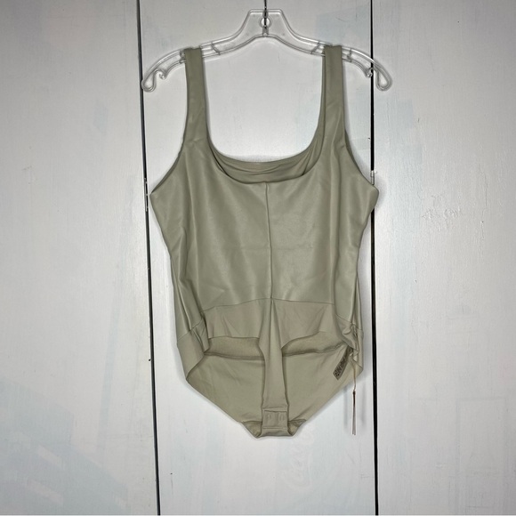 NWT SKIMS FAUX LEATHER SCOOP BODYSUIT 2X - Picture 4 of 10